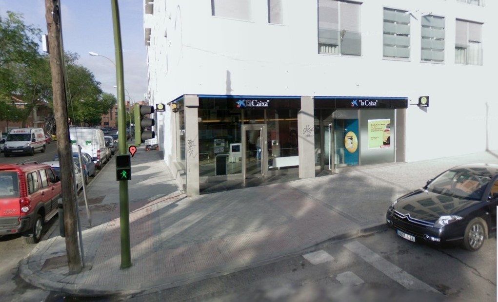 Sucursal Bancaria “la Caixa” en C/ Fernandez Caro